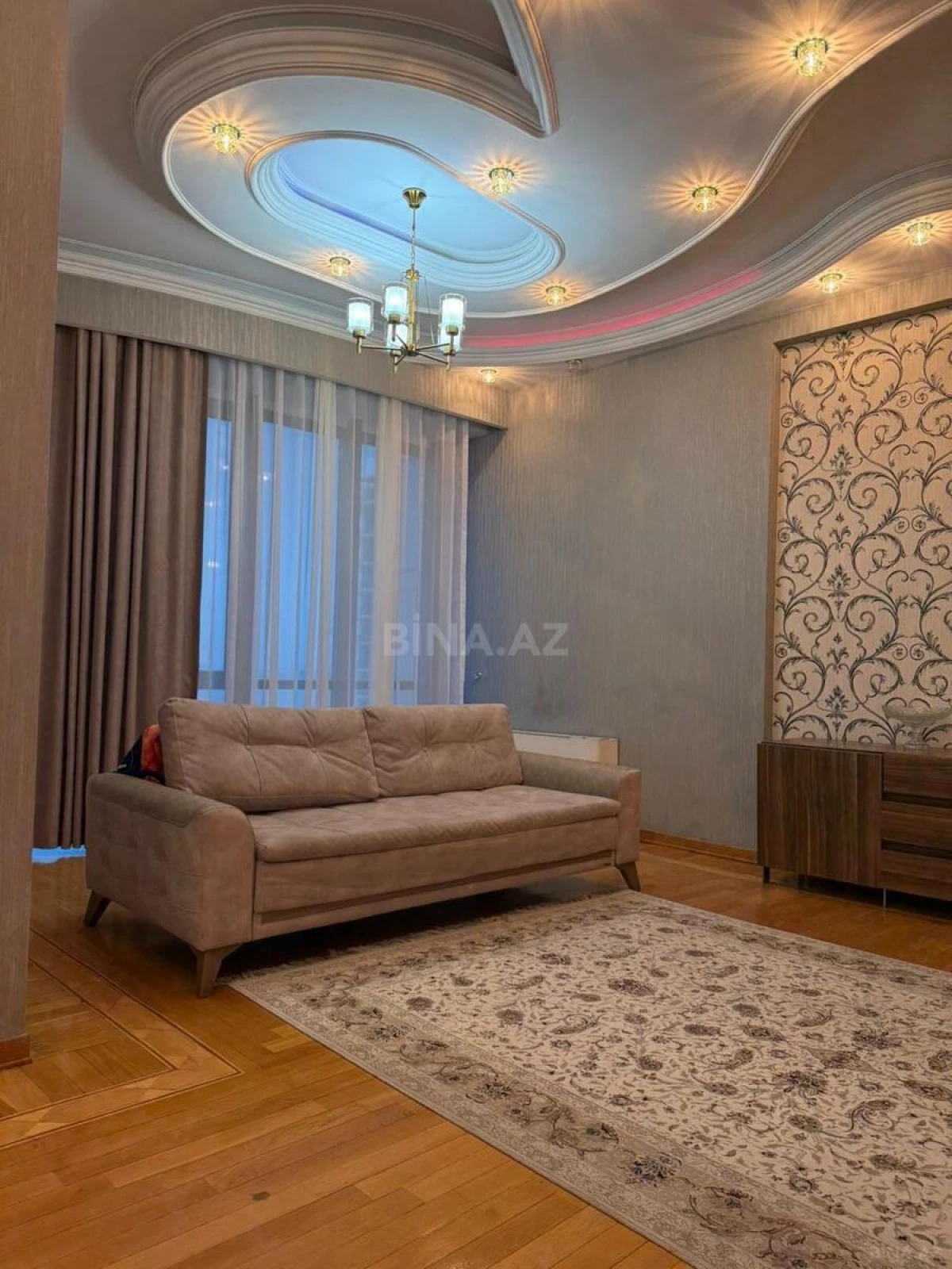 Kirayə verilir 4 otaqlı mənzil 220 m²