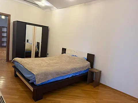 Kirayə verilir 4 otaqlı mənzil 220 m²