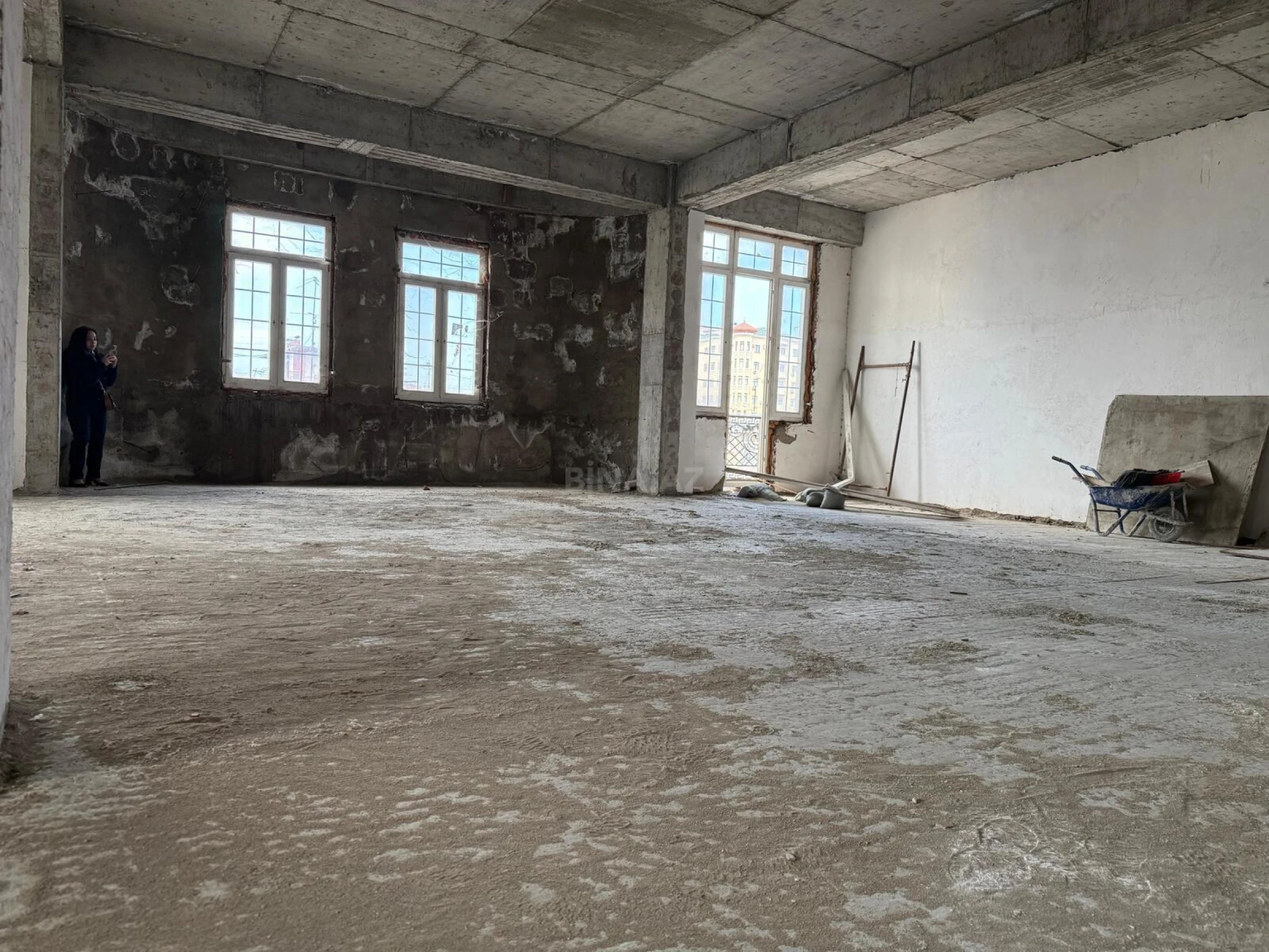 Satılır 4 otaqlı mənzil 150 m²