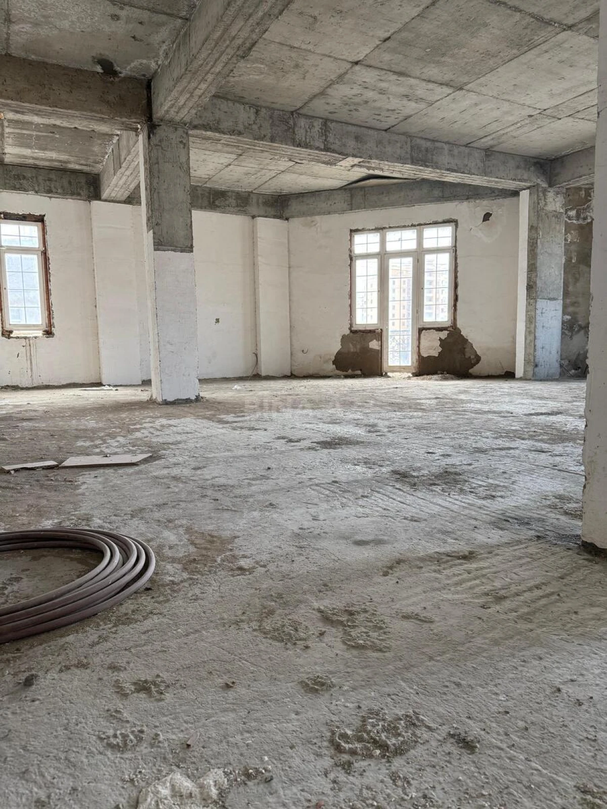 Satılır 4 otaqlı mənzil 150 m²