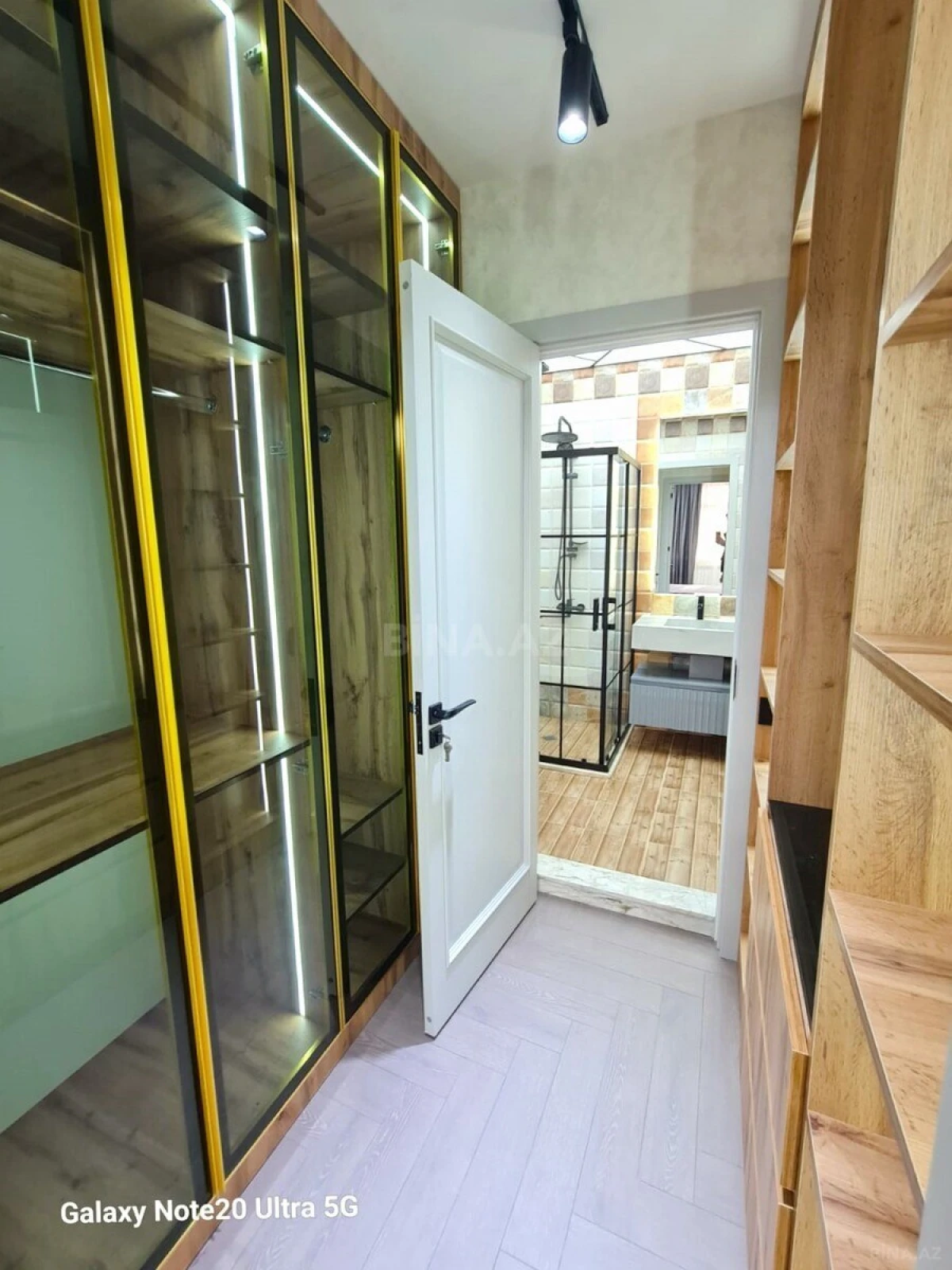 Satılır 3 otaqlı mənzil 160 m²