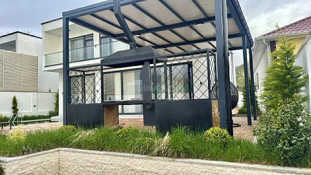 Satılır 5 otaqlı həyət evi 230 m²