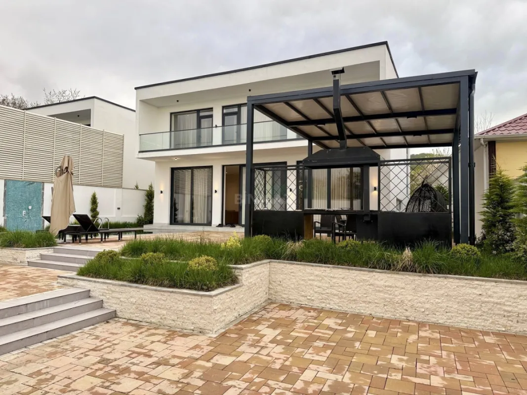 Satılır 5 otaqlı həyət evi 230 m²