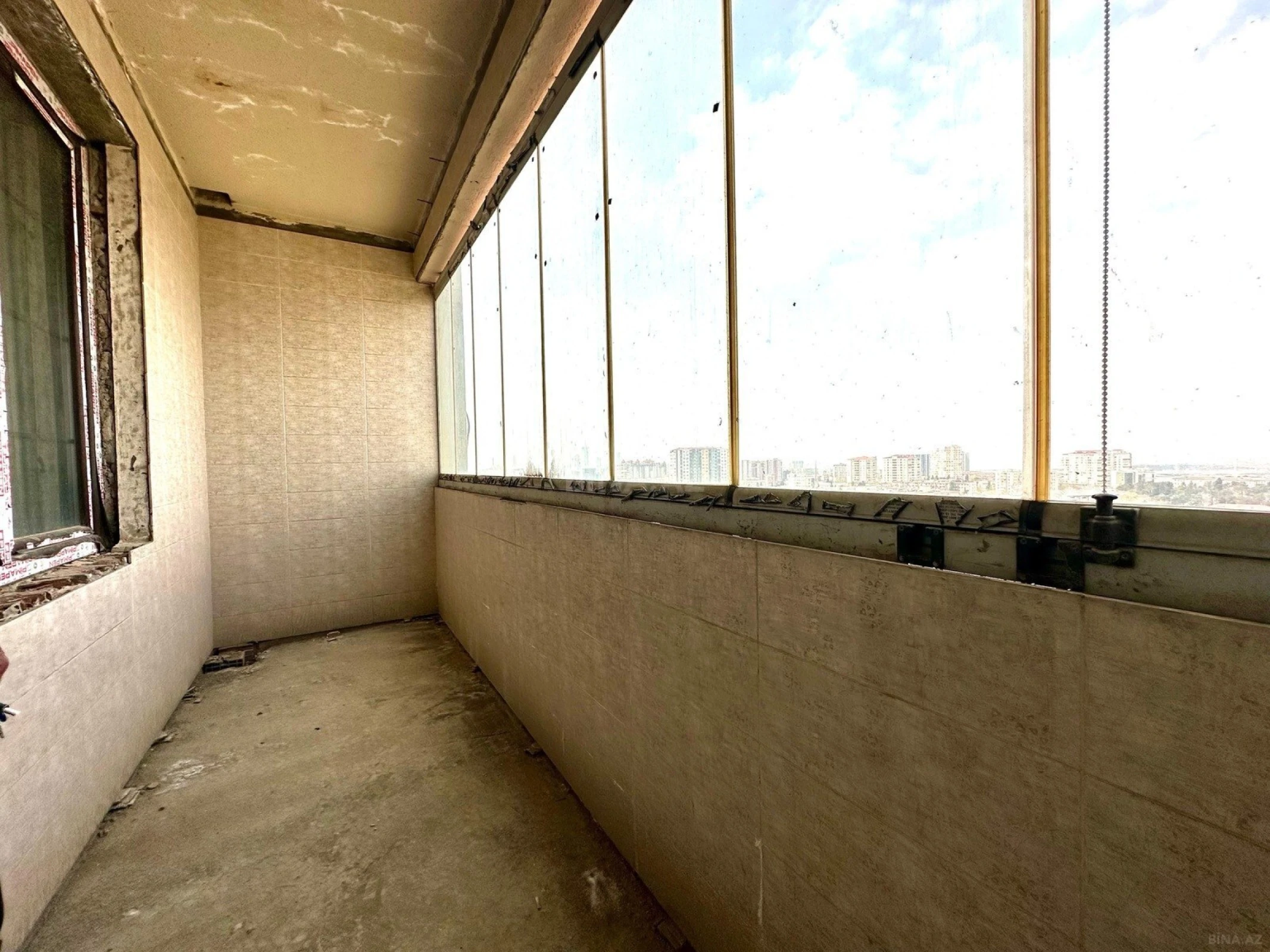 Satılır 3 otaqlı mənzil 145 m²