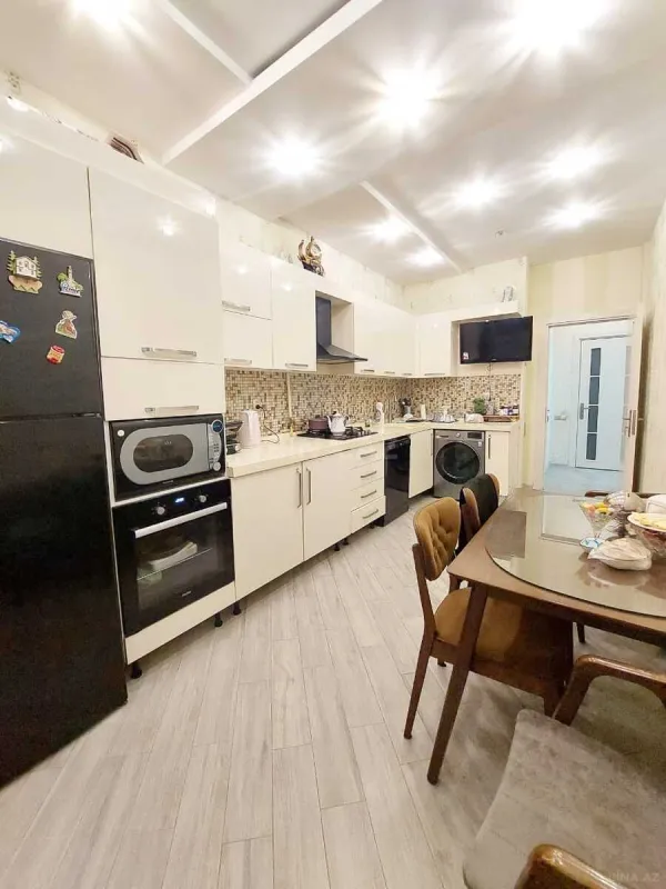 Satılır 3 otaqlı mənzil 135 m²