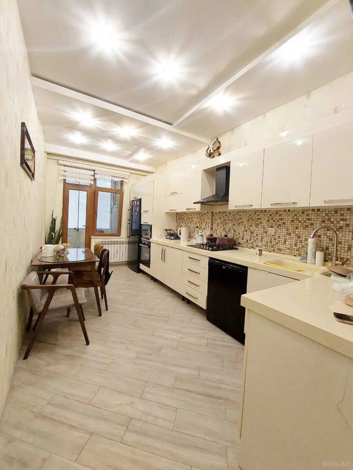 Satılır 3 otaqlı mənzil 135 m²