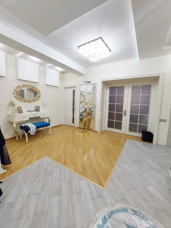 Satılır 3 otaqlı mənzil 135 m²