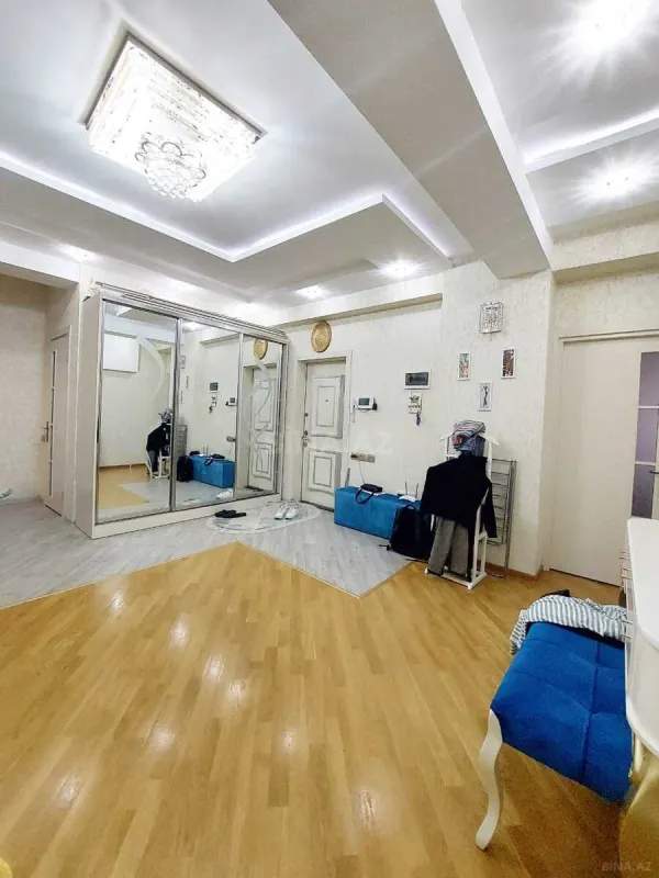 Satılır 3 otaqlı mənzil 135 m²
