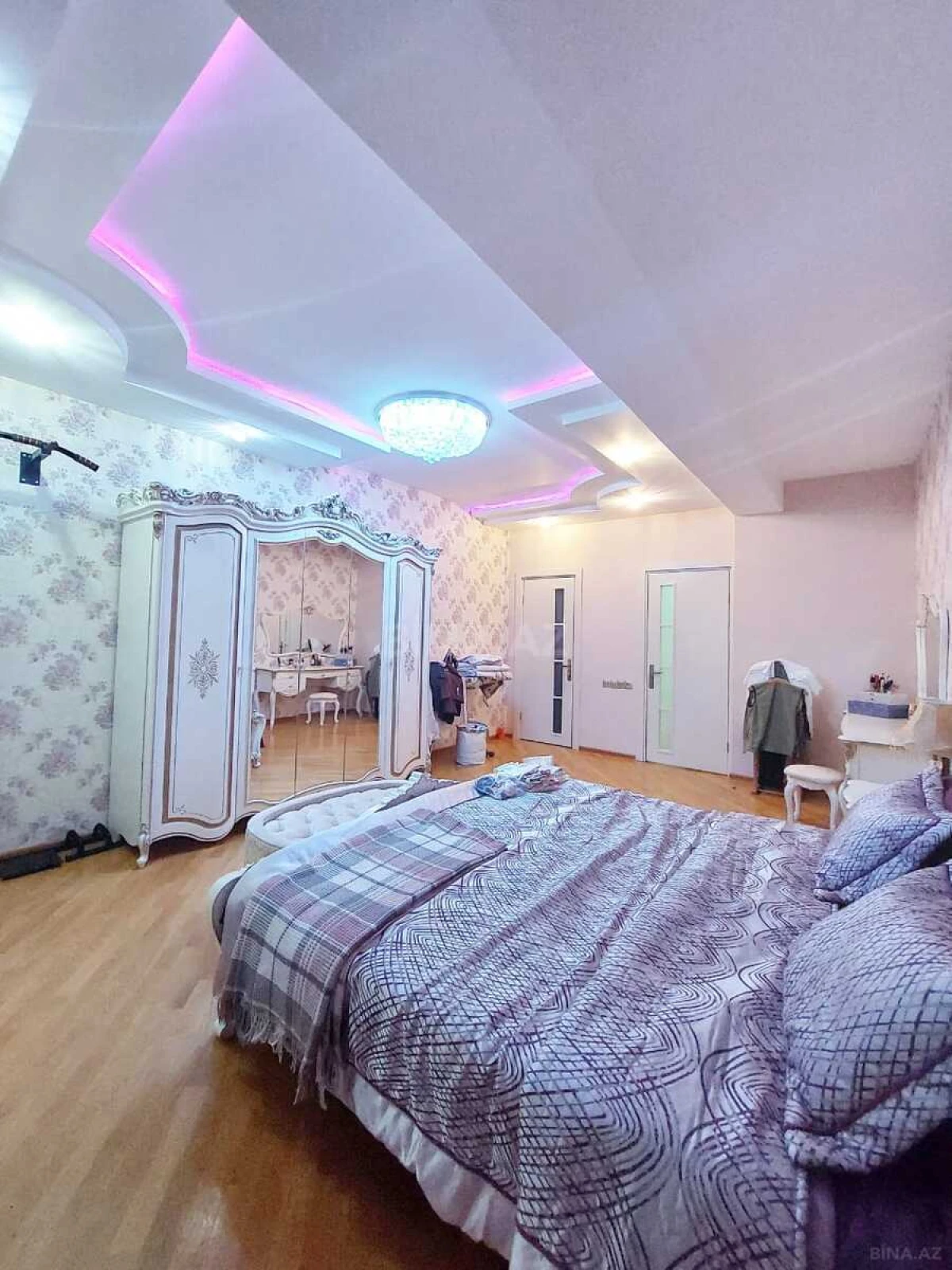 Satılır 3 otaqlı mənzil 135 m²