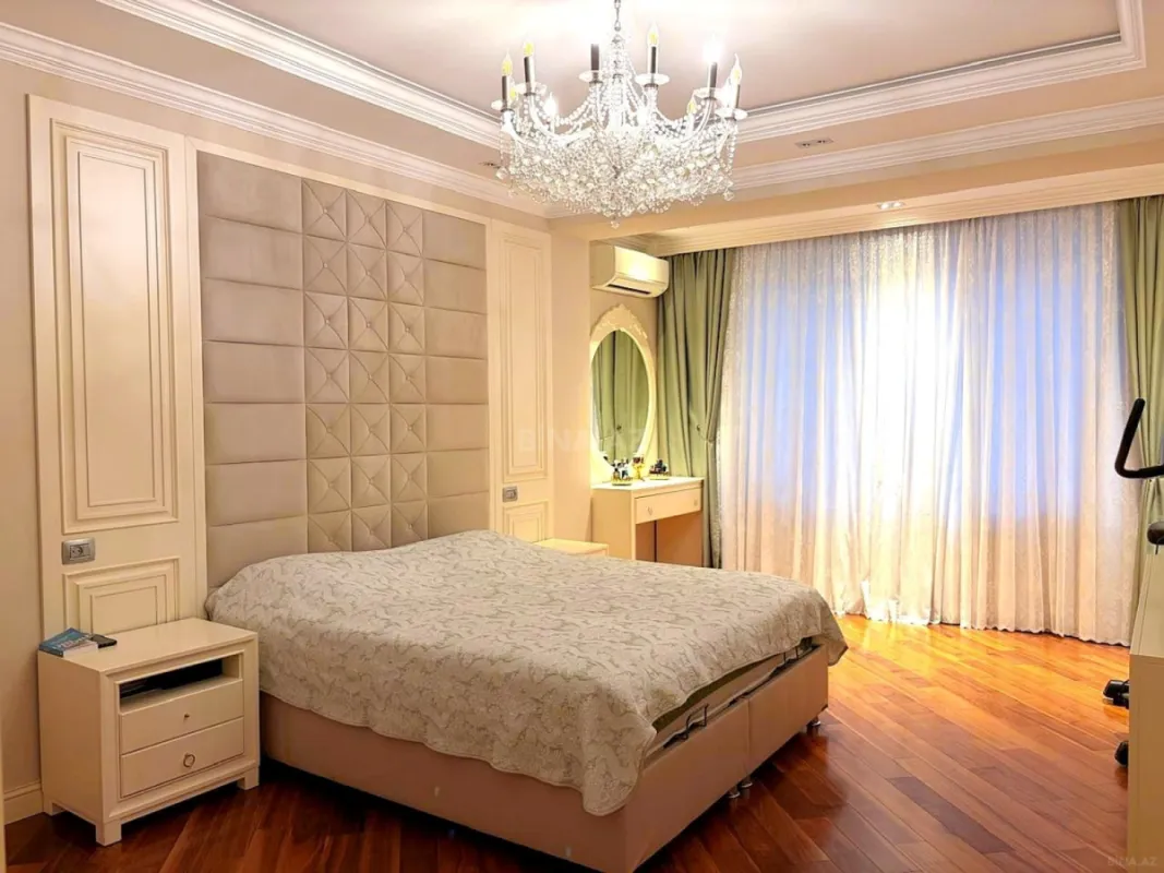 Satılır 4 otaqlı mənzil 215.5 m²