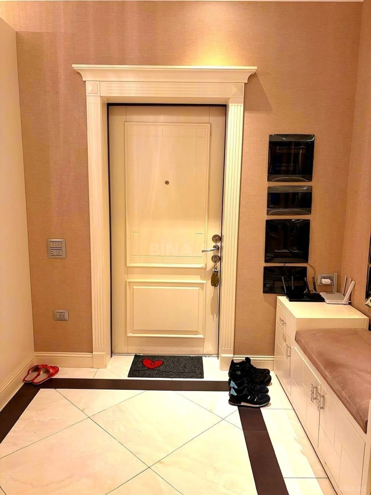 Satılır 4 otaqlı mənzil 215.5 m²