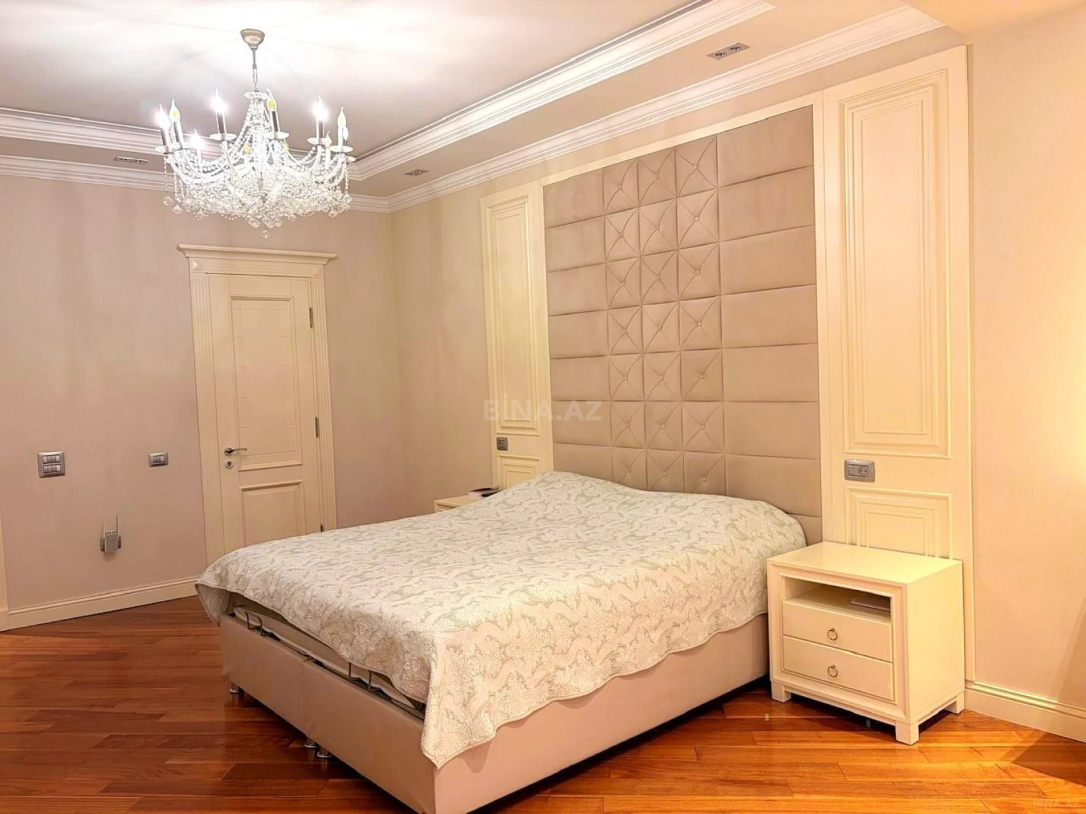 Satılır 4 otaqlı mənzil 215.5 m²