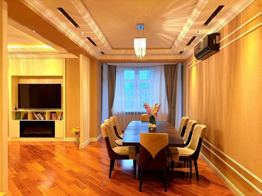 Satılır 4 otaqlı mənzil 215.5 m²