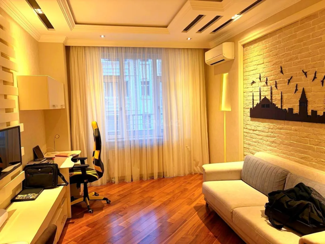 Satılır 4 otaqlı mənzil 215.5 m²