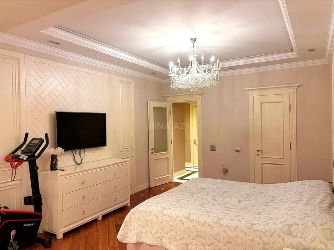 Satılır 4 otaqlı mənzil 215.5 m²