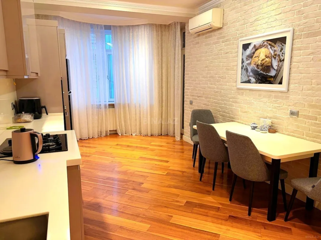Satılır 4 otaqlı mənzil 215.5 m²