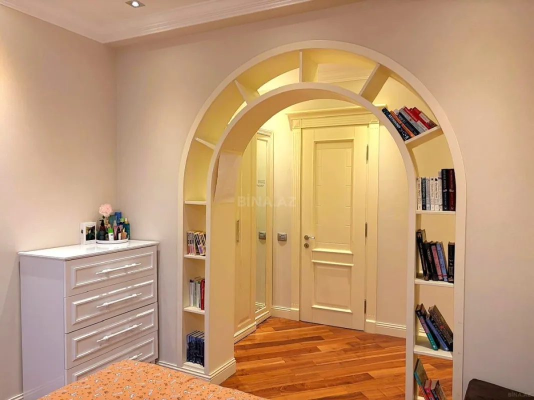 Satılır 4 otaqlı mənzil 215.5 m²