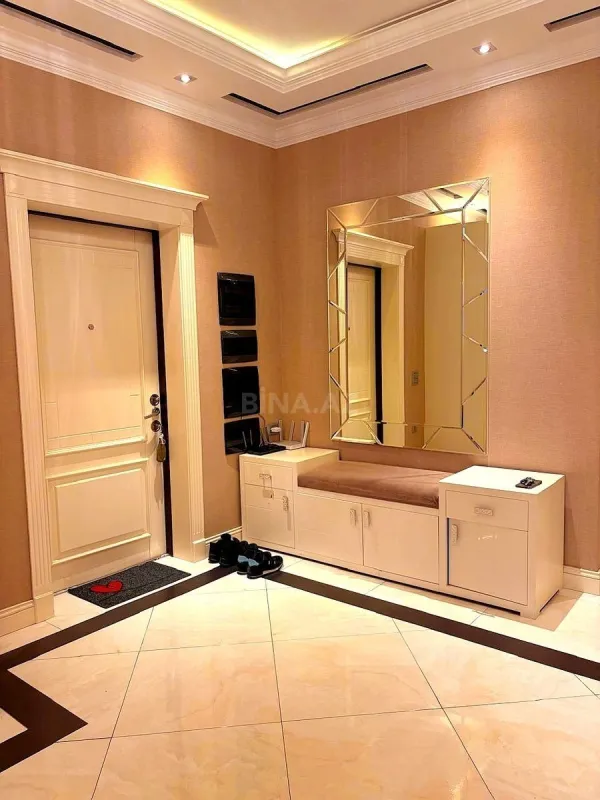 Satılır 4 otaqlı mənzil 215.5 m²