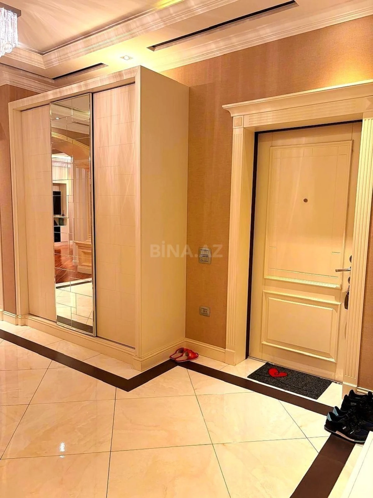 Satılır 4 otaqlı mənzil 215.5 m²