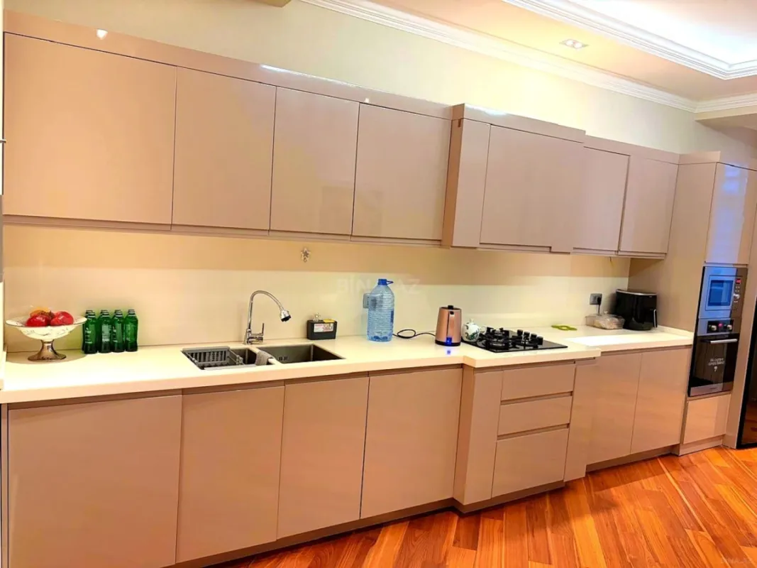 Satılır 4 otaqlı mənzil 215.5 m²