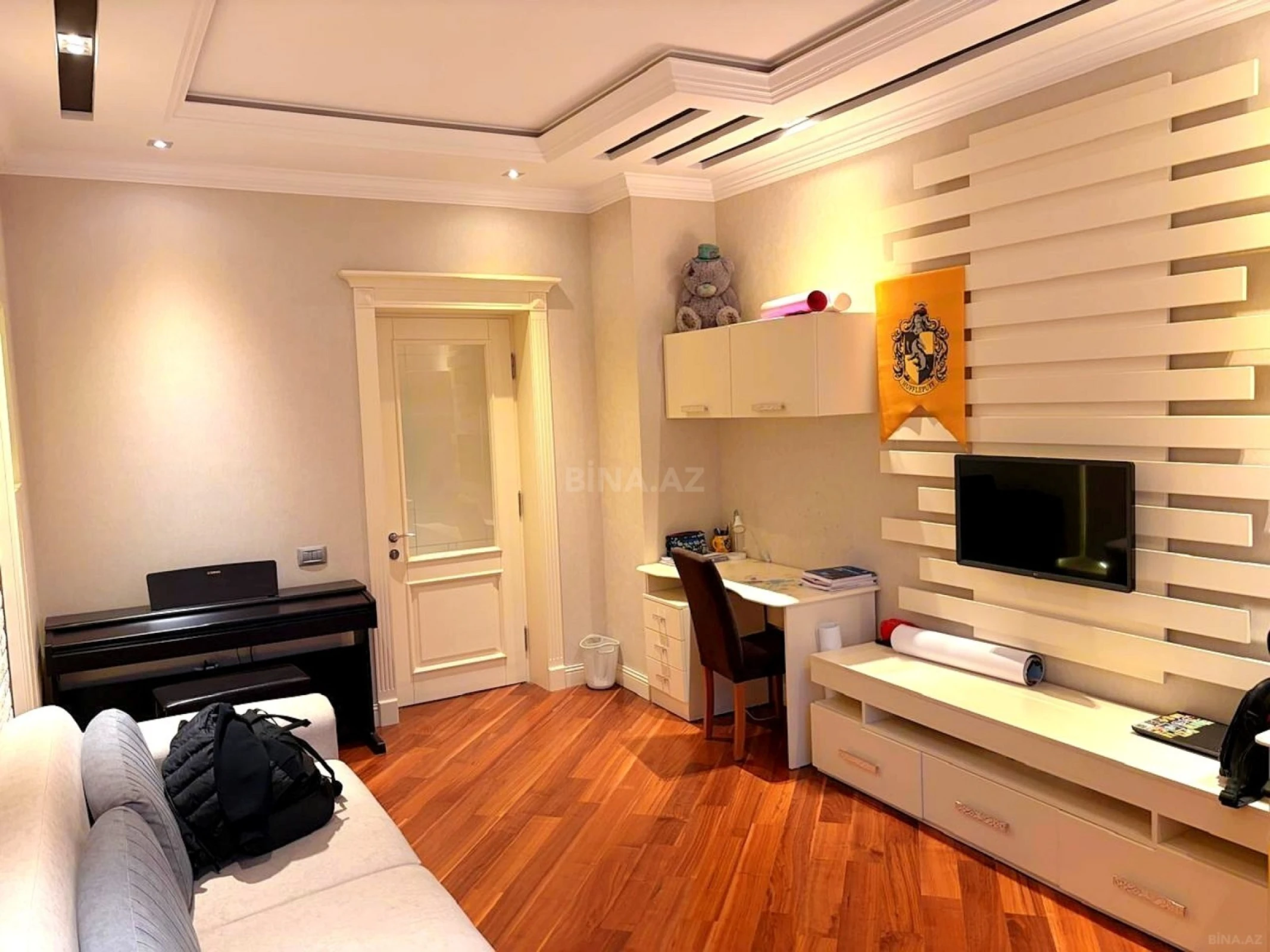 Satılır 4 otaqlı mənzil 215.5 m²