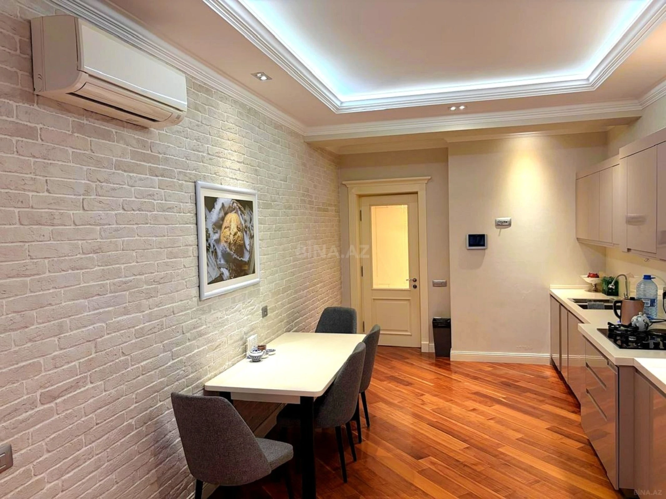 Satılır 4 otaqlı mənzil 215.5 m²