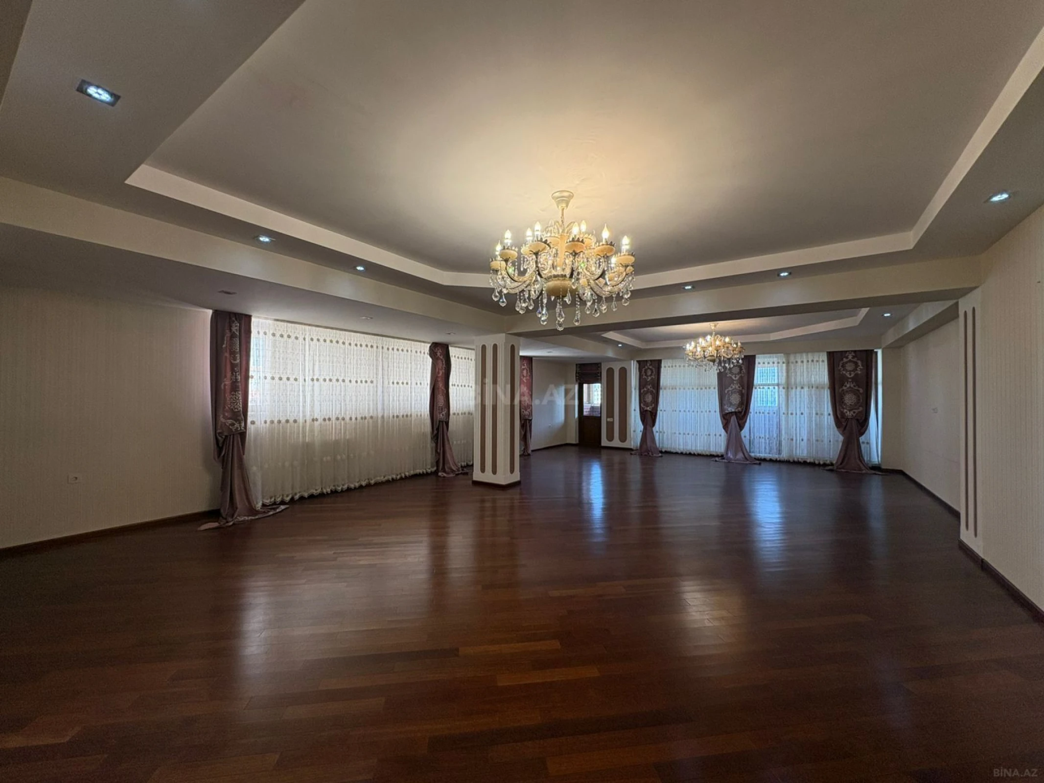 Satılır 7 otaqlı mənzil 550 m²