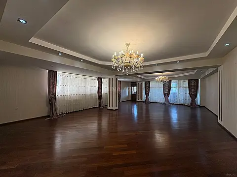 Satılır 7 otaqlı mənzil 550 m² — Bakı, Nizami 7 otaq 550.00 m²