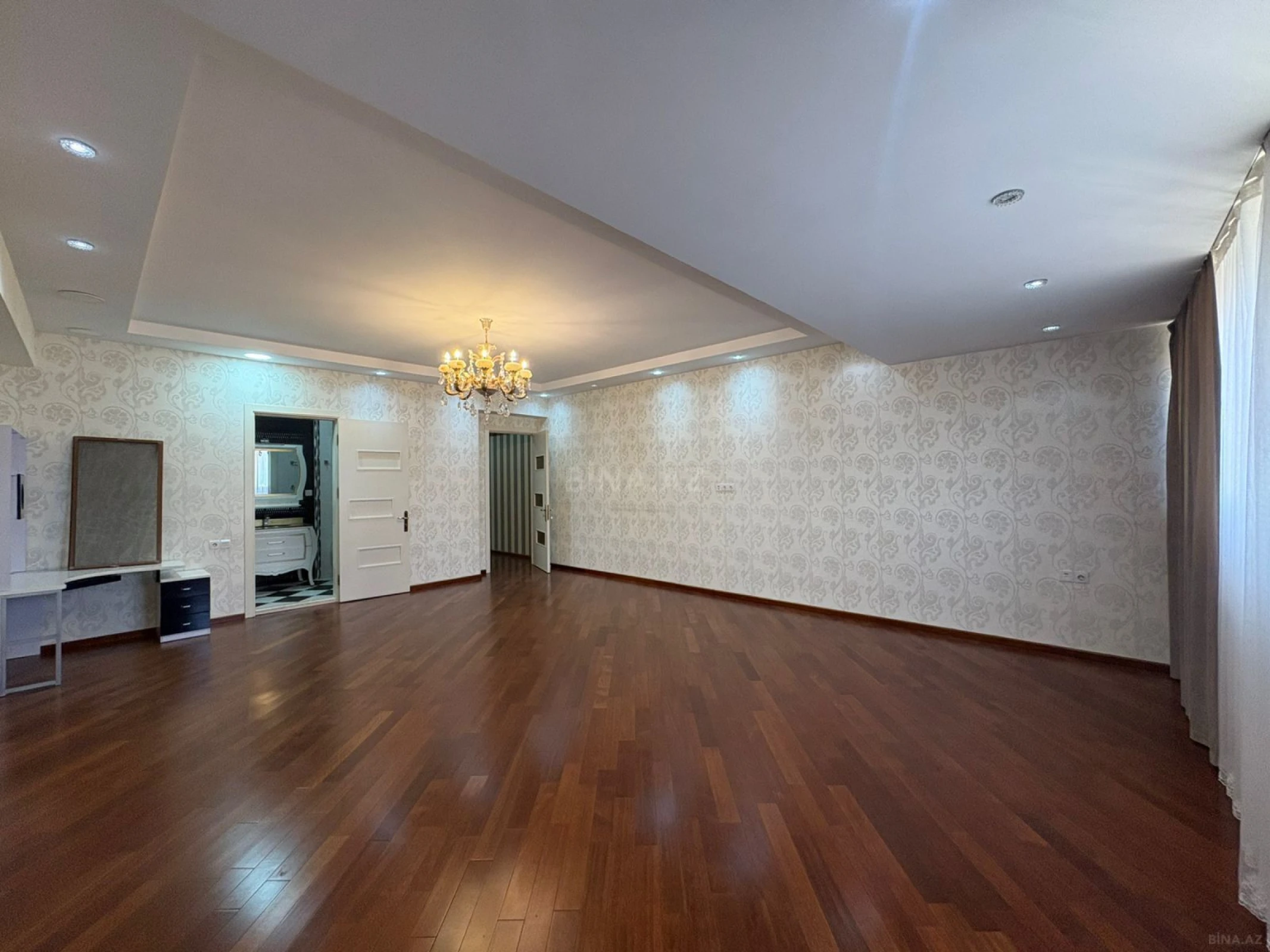 Satılır 7 otaqlı mənzil 550 m²