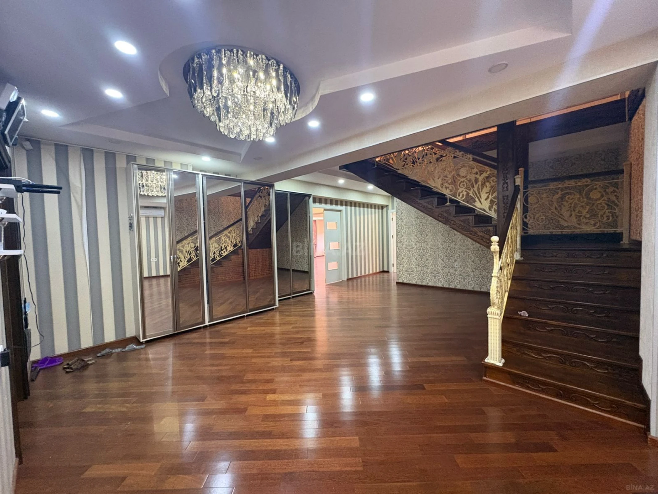 Satılır 7 otaqlı mənzil 550 m²