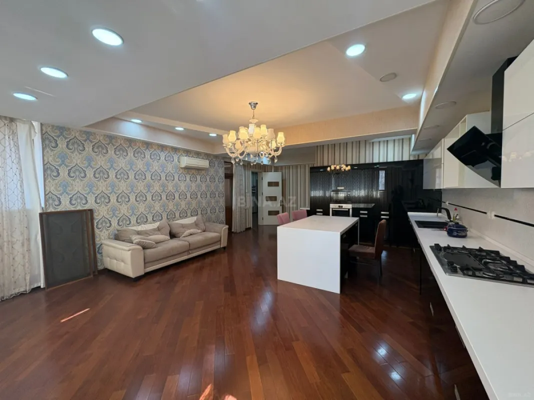Satılır 7 otaqlı mənzil 550 m²