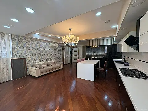 Satılır 7 otaqlı mənzil 550 m²