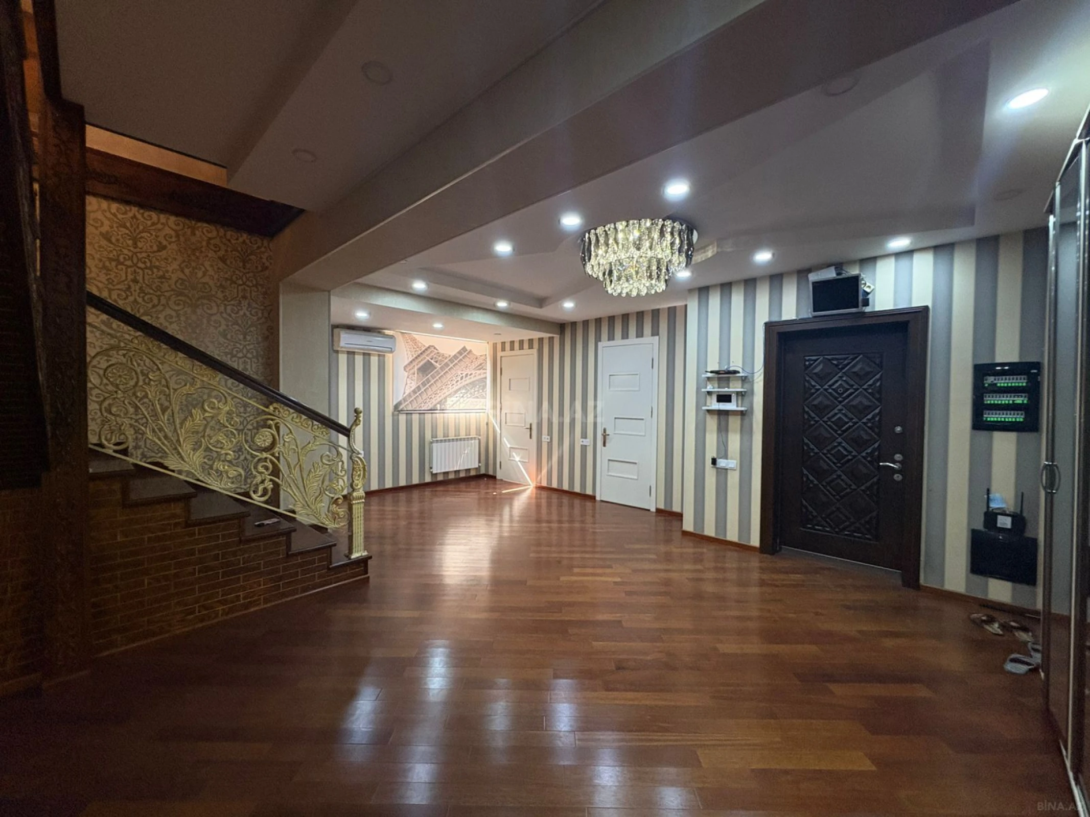 Satılır 7 otaqlı mənzil 550 m²