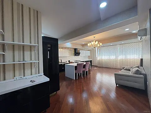 Satılır 7 otaqlı mənzil 550 m²