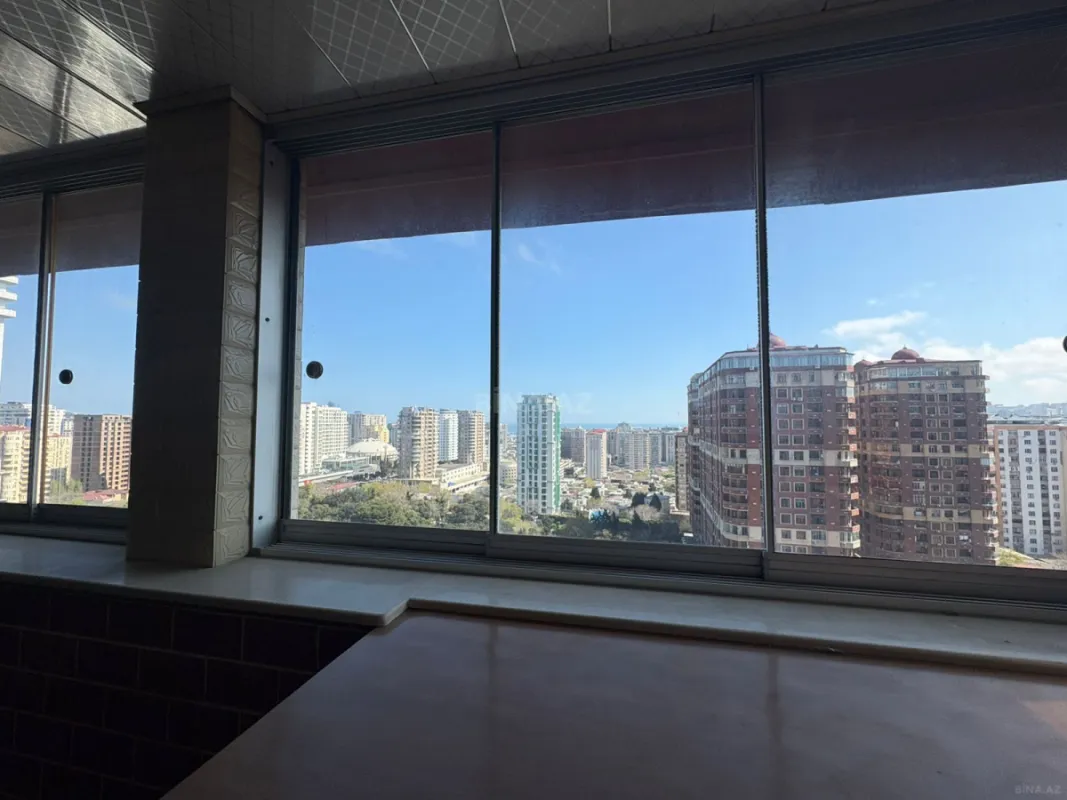 Satılır 7 otaqlı mənzil 550 m²