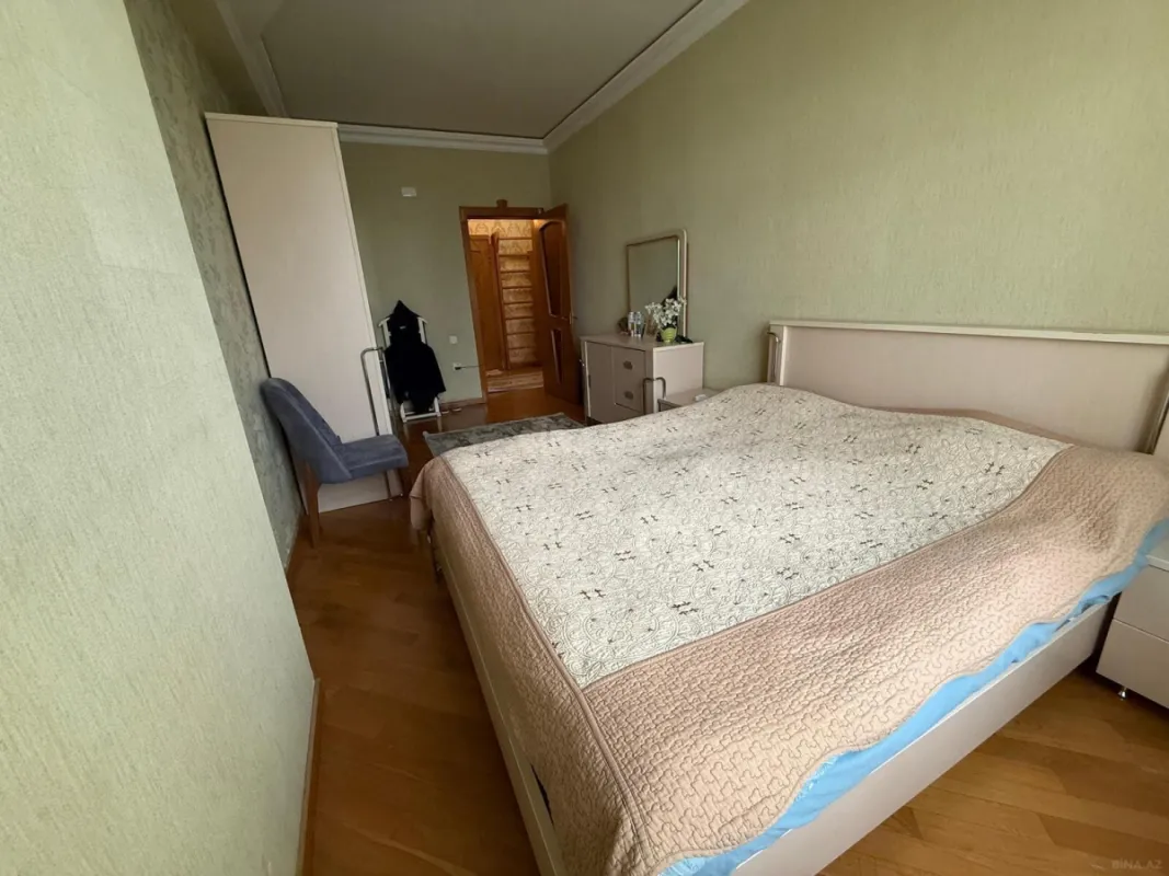 Satılır 4 otaqlı mənzil 138 m²