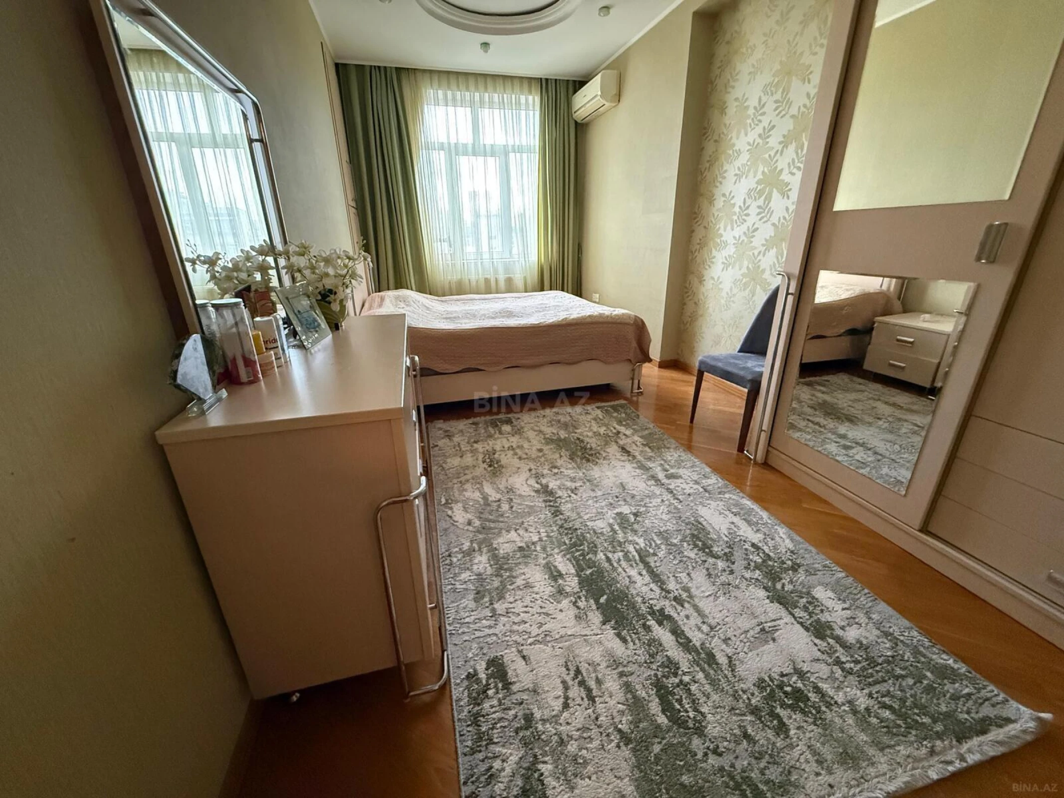 Satılır 4 otaqlı mənzil 138 m²