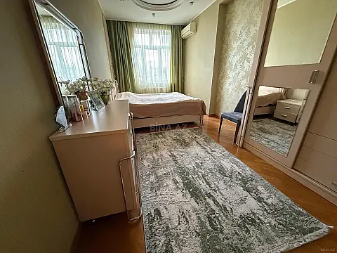 Satılır 4 otaqlı mənzil 138 m²