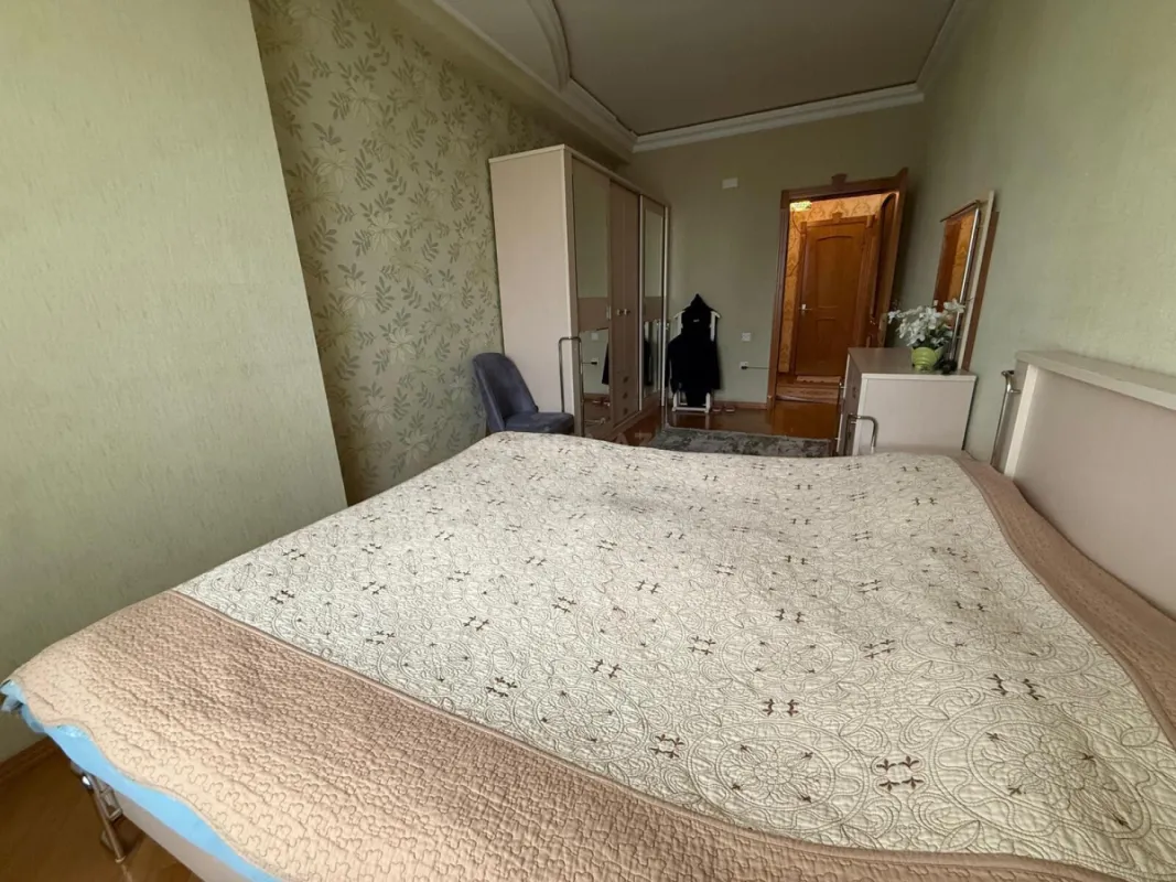 Satılır 4 otaqlı mənzil 138 m²