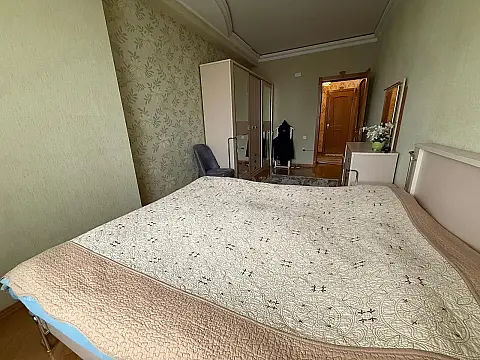 Satılır 4 otaqlı mənzil 138 m²