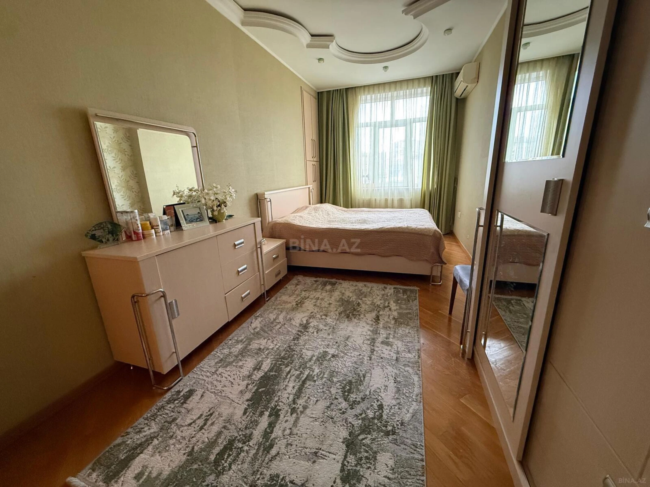 Satılır 4 otaqlı mənzil 138 m²