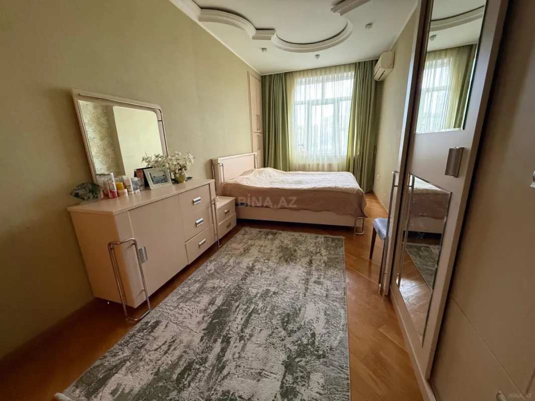 Satılır 4 otaqlı mənzil 138 m²