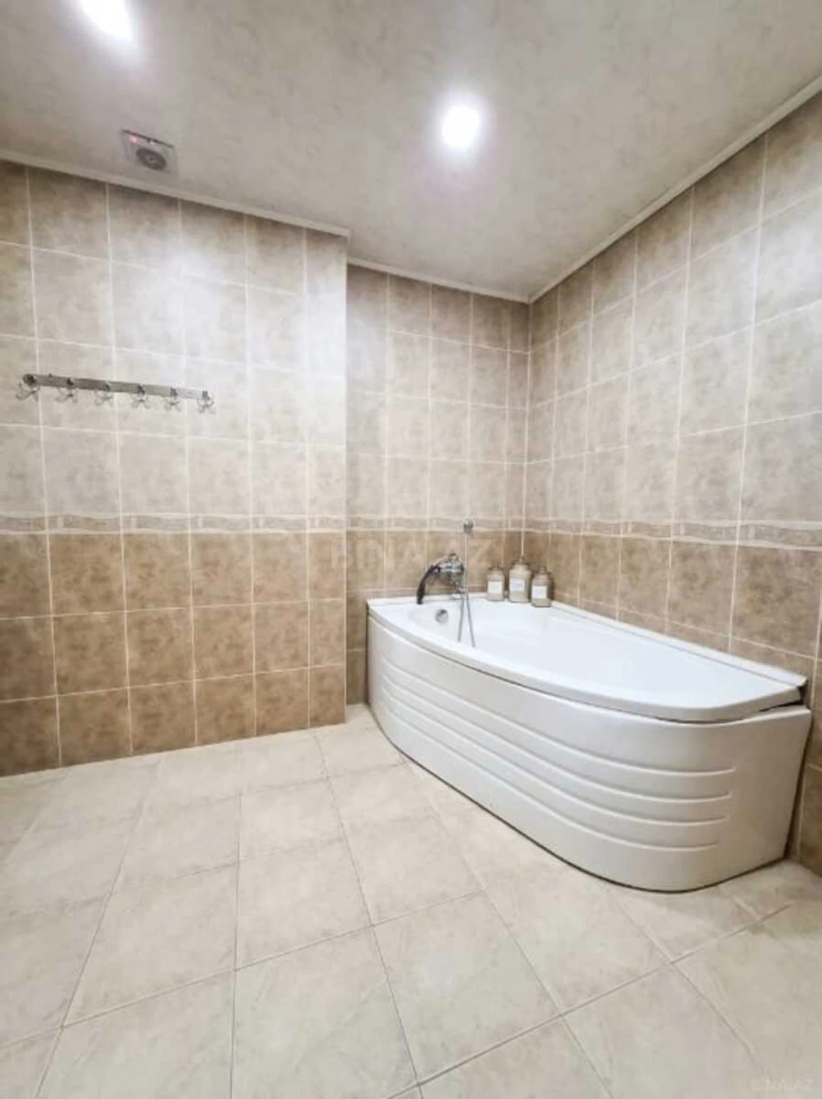 Satılır 3 otaqlı mənzil 125 m²
