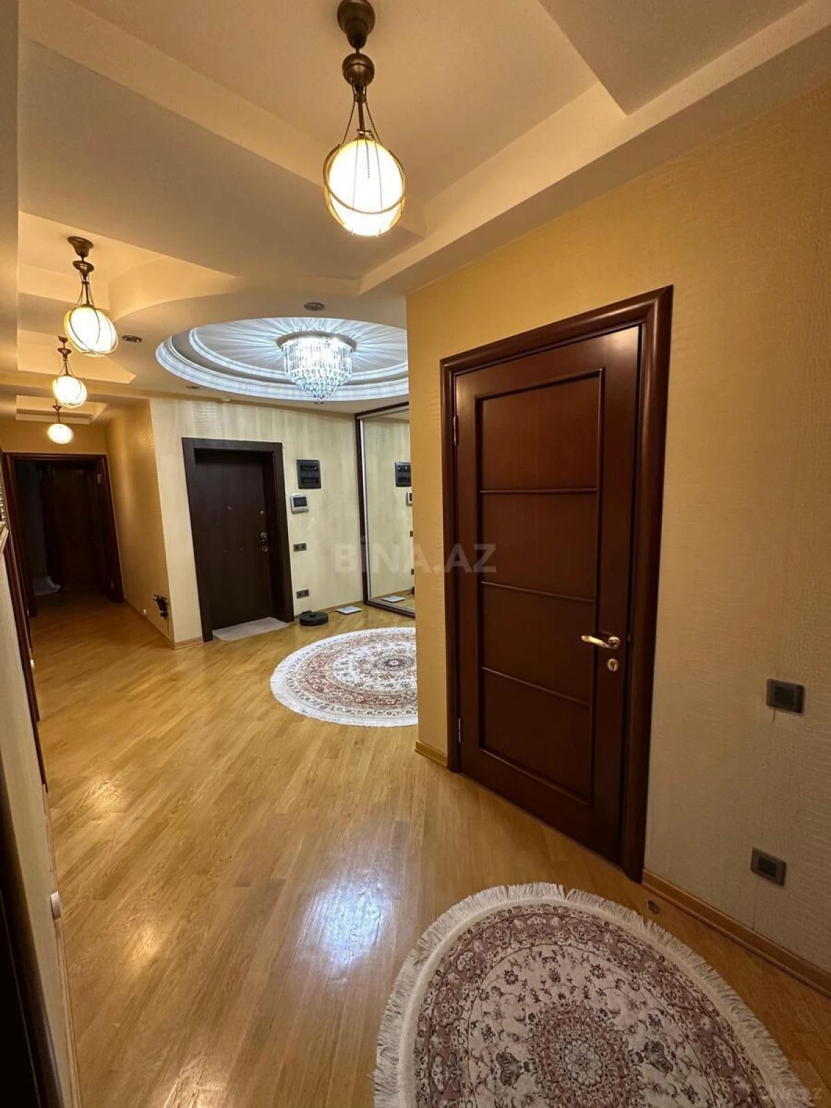 Satılır 3 otaqlı mənzil 162 m²