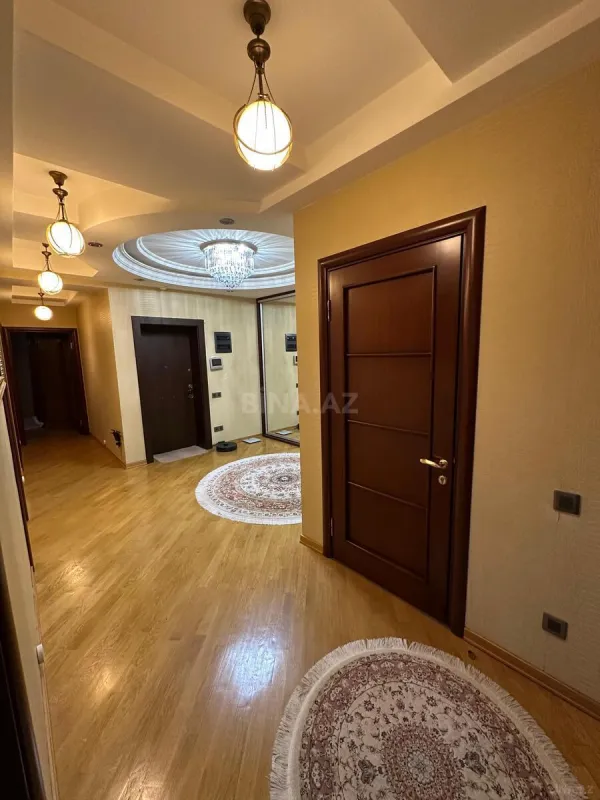 Satılır 3 otaqlı mənzil 162 m²