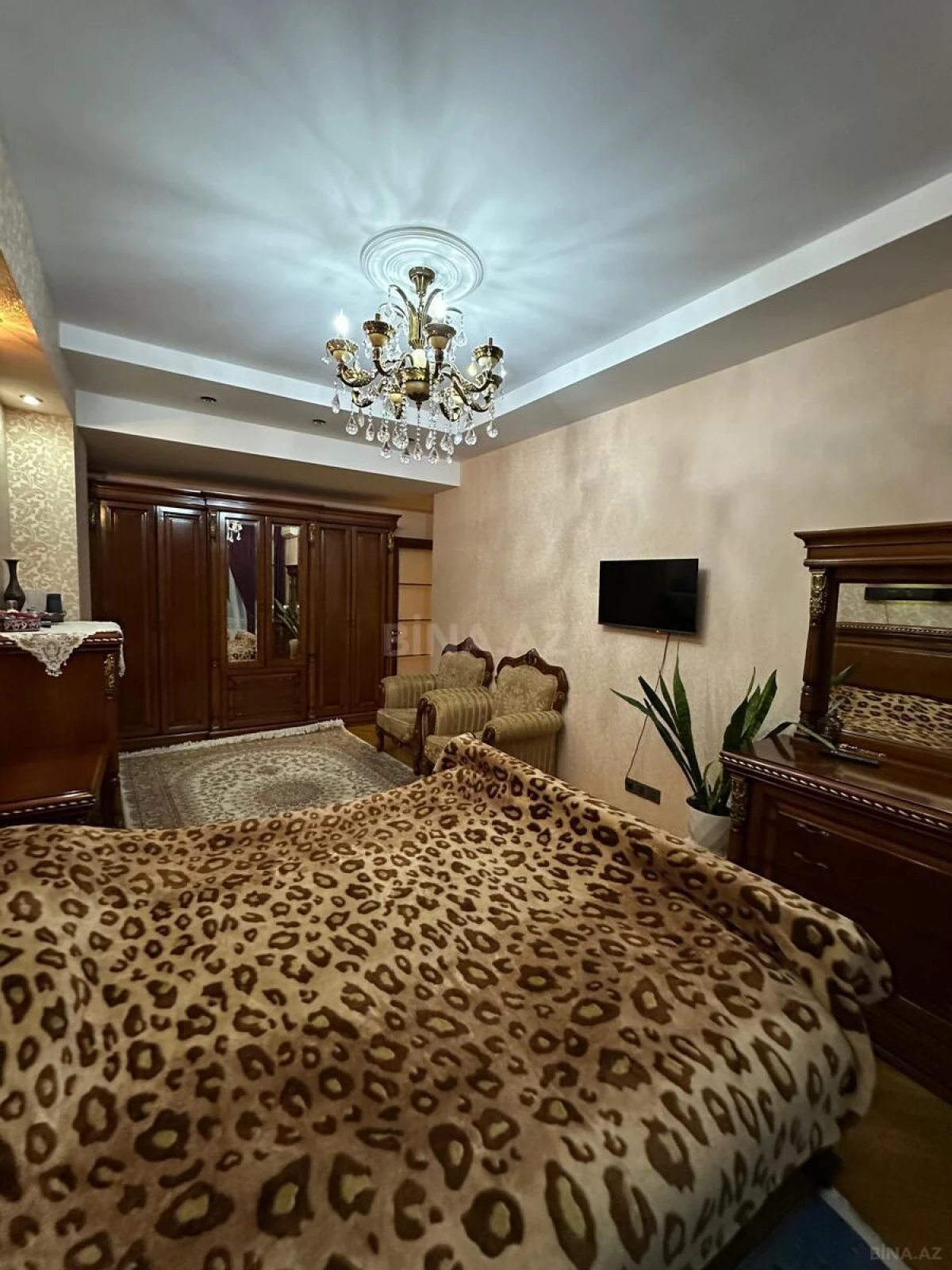 Satılır 3 otaqlı mənzil 162 m²