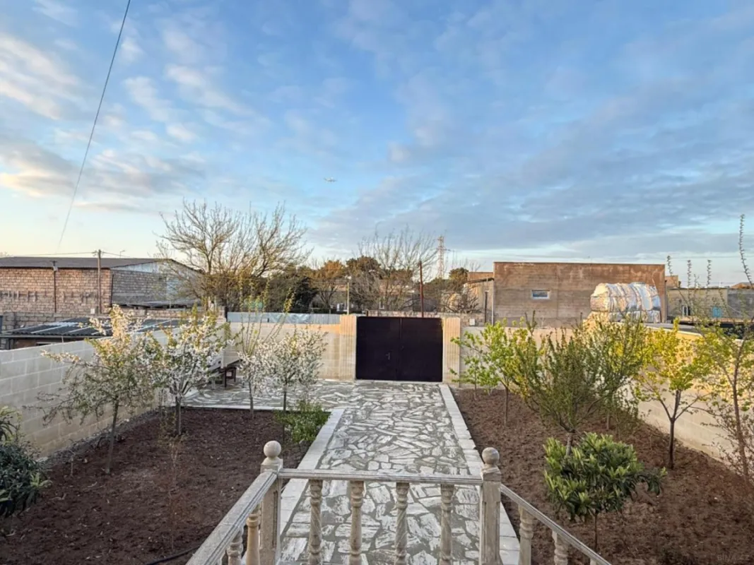 Satılır 8 otaqlı həyət evi 288 m²