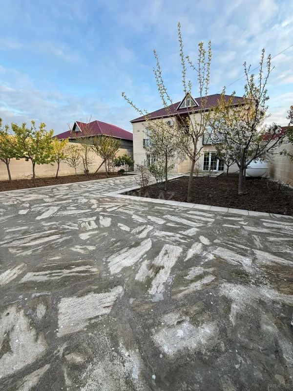 Satılır 8 otaqlı həyət evi 288 m²