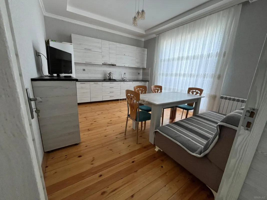 Satılır 8 otaqlı həyət evi 288 m²