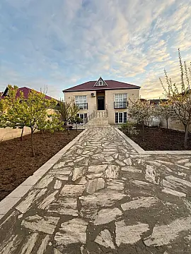 Satılır 8 otaqlı həyət evi 288 m²